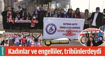 KADINLAR VE ENGELLİLER, TRİB&Uuml;NLERDEYDİ