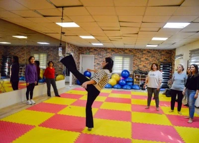 Kadınlar Yakın Savunma At&ouml;lyesi&rsquo;nde kendilerini savunmayı &ouml;ğreniyor