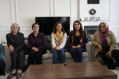 Kadınların daha g&ouml;r&uuml;n&uuml;r olduğu mekanizmayı a&ccedil;ığa &ccedil;ıkartmak istiyoruz