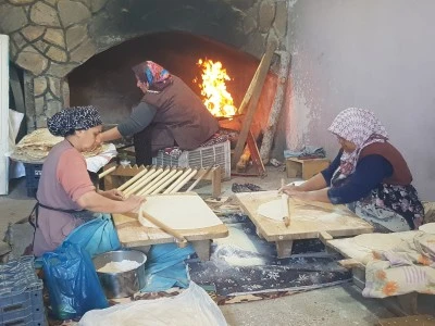 Kadınların &uuml;rettiği yufka ekmekler belediye aracılığıyla satılıyor