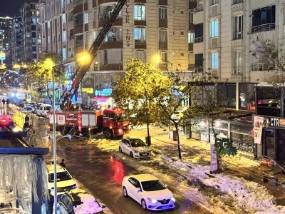 Kafenin &ccedil;atısına kar k&uuml;tlelerinin d&uuml;şmesi cep telefonu kamerasıyla kaydedildi