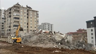 Kahramanmaraş'ta ağır hasarlı binaların yıkımı s&uuml;r&uuml;yor