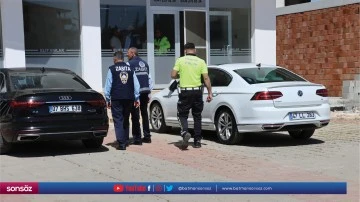 Kaldırıma park eden s&uuml;r&uuml;c&uuml;lere uyarı