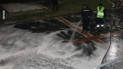 Kaldırımlar k&ouml;p&uuml;kle yıkandı