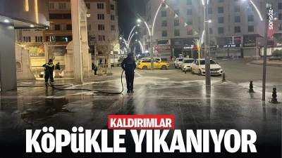 Kaldırımlar k&ouml;p&uuml;kle yıkanıyor