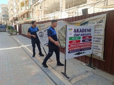 Kaldırımlara izinsiz konulan reklam panoları ve dubalar kaldırıldı