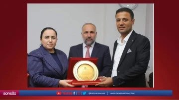 Kale Mahalle Muhtarı Surgu&ccedil;'a plaket