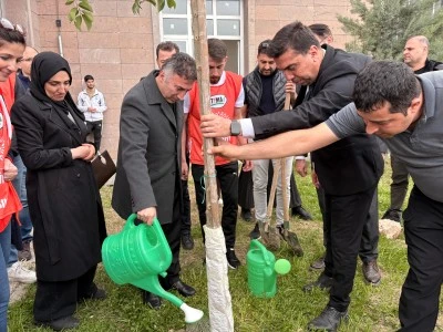 Kamp&uuml;s yeşilleniyor