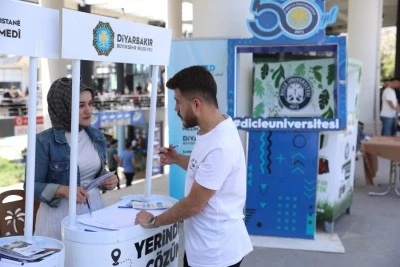 Kamp&uuml;ste &Ccedil;&ouml;z&uuml;m standıyla &ouml;ğrencileri dinliyor