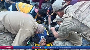 Kamyon ile kamyonetin &ccedil;arpışması sonucu 2 kişi yaralandı