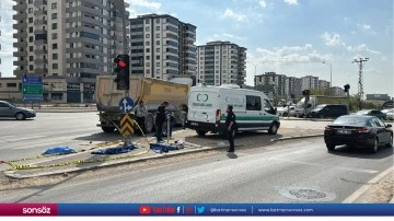 Kamyona &ccedil;arpan motosikletin s&uuml;r&uuml;c&uuml;s&uuml; hayatını kaybetti