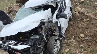 Kamyona &ccedil;arpan otomobildeki 2 kişi yaralandı