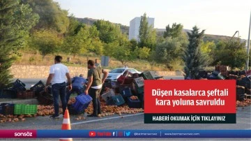 Kamyondan d&uuml;şen kasalarca şeftali kara yoluna savruldu
