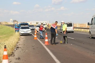 Kamyonetle tırın &ccedil;arpışması sonucu 6 kişi hayatını kaybetti