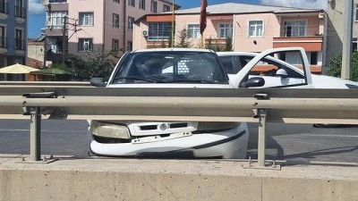Kamyonla &ccedil;arpışan otomobildeki yolcu yaralandı