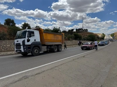 Kamyonla &ccedil;arpışan otomobilin s&uuml;r&uuml;c&uuml;s&uuml; &ouml;ld&uuml;