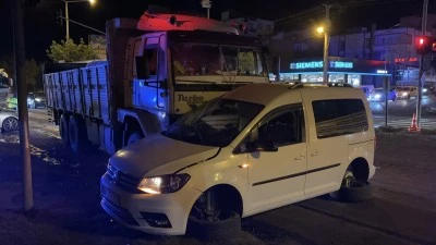 Kamyonla hafif ticari aracın &ccedil;arpıştığı kazada 1 kişi yaralandı