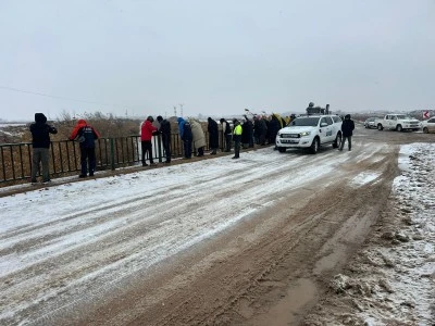 Kanala d&uuml;şen otomobilin s&uuml;r&uuml;c&uuml;s&uuml;n&uuml; arama &ccedil;alışmaları s&uuml;r&uuml;yor