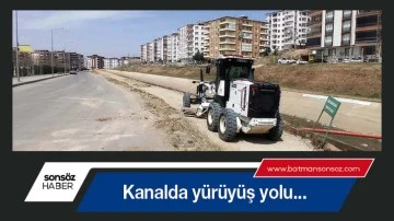 Kanalda y&uuml;r&uuml;y&uuml;ş yolu...