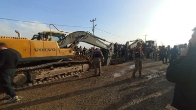 Kanalizasyon kazısı sırasında toprak altında kalan iş&ccedil;iler aranıyor