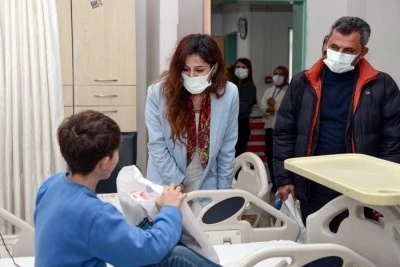 Kanser hastası &ccedil;ocuklara moral ziyareti