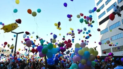 Kanser tedavisi g&ouml;ren &ccedil;ocuklar i&ccedil;in g&ouml;ky&uuml;z&uuml;ne balonlar bırakıldı