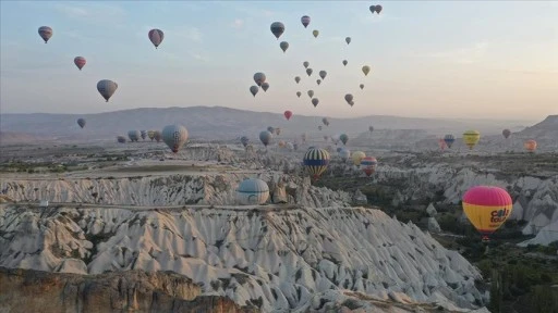 Kapadokya'da sıcak hava balonları rekora u&ccedil;tu