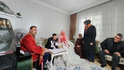 Kar nedeniyle salona gidemeyen &ccedil;iftin nikahı evlerinde kıyıldı