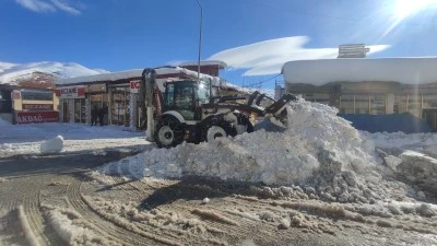 Kar temizleme &ccedil;alışmaları s&uuml;r&uuml;yor