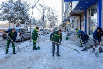 Kar ve buzlanmaya karşı kaldırım temizliği