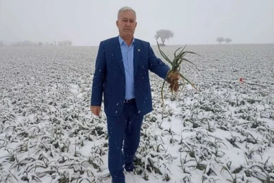 Kar yağışı &ccedil;ift&ccedil;ileri sevindirdi
