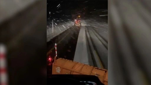 Kar Yağışı Kars'ta S&uuml;r&uuml;c&uuml;leri Hazırlıksız Yakaladı