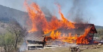 Karab&uuml;k'te 3 samanlık ve 1 odunluk yandı