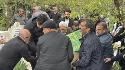 Karab&uuml;k'teki kazada &ouml;len aynı aileden 4 kişinin cenazesi Diyarbakır'da yan yana defnedildi