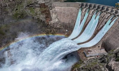 Karakaya Barajı'nda 173 metre y&uuml;kseklikten tahliye edilen su g&ouml;rsel ş&ouml;lene d&ouml;n&uuml;şt&uuml;