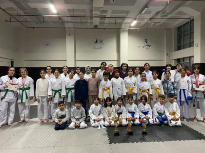 Karatede tekmeler havada u&ccedil;uştu