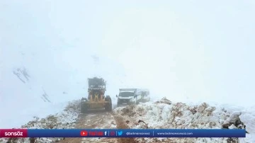 Karda mahsur kalan araçlardaki 15 kişi kurtarıldı