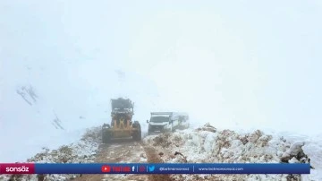Karda mahsur kalan ara&ccedil;lardaki 15 kişi kurtarıldı