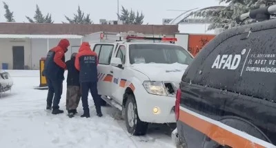Karda mahsur kalan ara&ccedil;taki 3 diyaliz hastası AFAD ekiplerince kurtarıldı