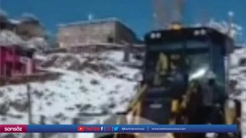 Karda mahsur kalan yolcu minib&uuml;s&uuml; kurtarıldı