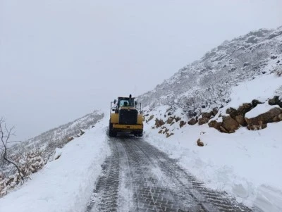 Kardan kapanan kırsal mahalle yolları ulaşıma a&ccedil;ılıyor