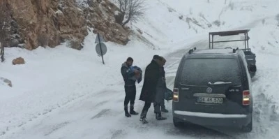 Kardan yolu kapanan 2 k&ouml;ydeki hastalar ekipler tarafından hastaneye ulaştırıldı