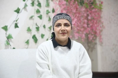 Kardeşinin y&ouml;nlendirmesiyle kanser olduğunu &ouml;ğrenen kadın, hastalığı da onun desteğiyle yendi