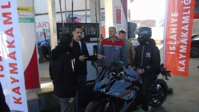 Kask takan motosiklet s&uuml;r&uuml;c&uuml;lerine indirimli akaryakıt
