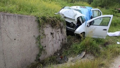Kastamonu'da istinat duvarına &ccedil;arpan otomobildeki 3 kişi &ouml;ld&uuml;, 1 kişi yaralandı