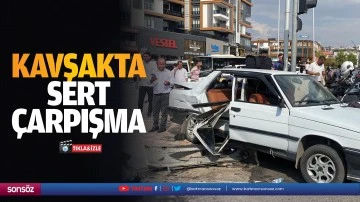 Kavşakta sert &ccedil;arpışma: 2 yaralı!