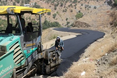 Kavurucu sıcakta k&ouml;y yollarını asfaltlıyorlar
