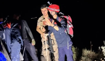 Kayalıklarda mahsur kalan 2 kişi kurtarıldı