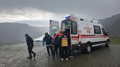 Kayalıklardan d&uuml;şerek yaralanan kişi kurtarıldı