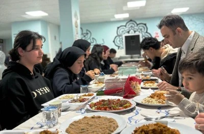 Kaymakam, yurt yemekhanesinde &ouml;ğrencilerle buluştu